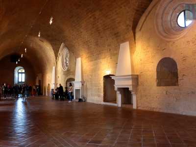 Dalla parte opposta si innalzano invece i camini intervallati da finestre tonde rinascimentali 